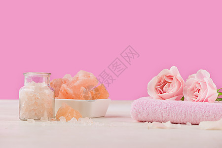 带玫瑰的垃圾邮件设置 在白木本底的温泉处理中使用的各种物品粉色疗法作品治疗芳香桌子白色香气图片