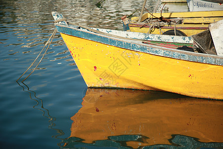 在萨尔瓦多港停泊在萨尔瓦多港的渔船图片