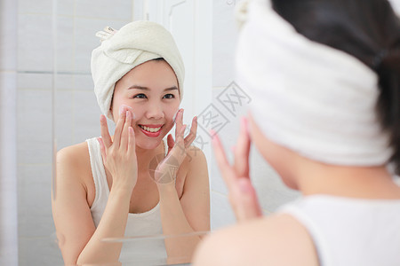 女人快乐地用水槽上的泡沫清洗皮肤女孩飞溅卫生治疗化妆品镜子清洁温泉淋浴女性图片