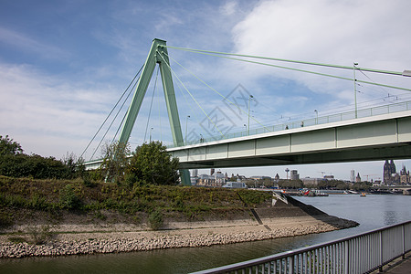 莱茵河钢桥交通塔架天空蓝色穿越图片