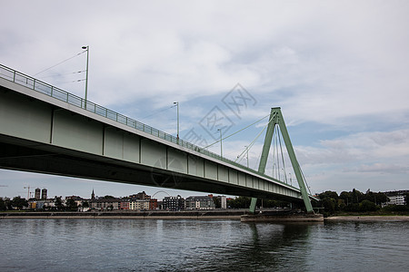 莱茵河钢桥穿越塔架天空交通蓝色图片