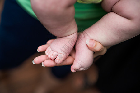 婴儿小腿在母亲手中的图像成人男性手指生长童年享受两个人婴儿期孩子女性图片