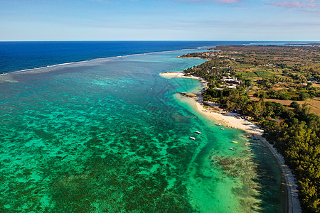 从毛里求斯岛东海岸的高度看 飞越贝尔马尔地区毛里求斯岛的绿松石泻湖异国岛屿支撑假期旅行游客全景海岸蓝色海岸线图片