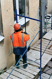 工人架起脚手架 修理大楼的外墙建筑学检修工作安装框架进步建筑物商业金属建设者图片