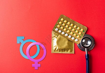 男性 女性性别标志 包装袋中的避孕套 避孕药丸和医生听诊器图片