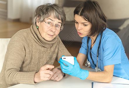 80岁的祖母 不懂如何与医生沟通 请访问InfoFinland上的护士治疗退休疾病病人女性预防智能互联网技术图片