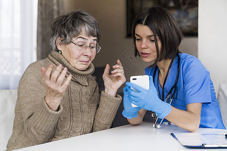 80岁的祖母 不懂如何与医生沟通 请访问InfoFinland上的老年女孩退休女士药品手机病人技术互联网治疗图片
