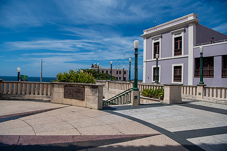 在波多黎各圣胡安(San Juan)的漂亮建筑工地旁边坐着现代衣草色住宅图片