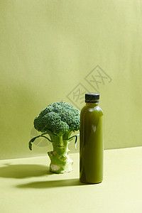 新鲜的花椰菜果汁瓶子放在桌上 健康饮品饮食蔬菜食物玻璃绿色奶昔营养排毒茶点图片