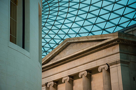 大英博物馆大中庭的未来派玻璃天花板屋顶与柱子和其他建筑形状并列 独特的视角图片