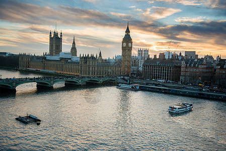 伦敦 英国日落时的天际线景观 有著名的地标 大笨钟 议会大厦和泰晤士河上的船只 拥有美丽的蓝色和黄色天空图片