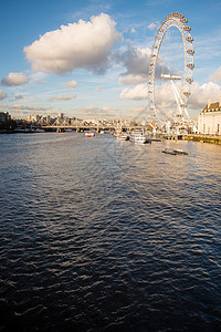 英国伦敦眼地表的泰晤士河和伦敦之眼的景象 其背景是美丽的蓝色天空和浮云背景