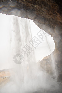 Skogafos从冰岛顶端的瀑布喷雾图片