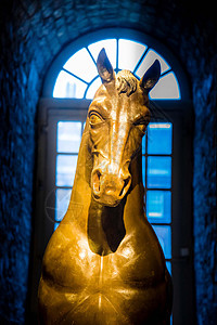 英国伦敦蓝色背景凉爽的金色金马头雕像图片