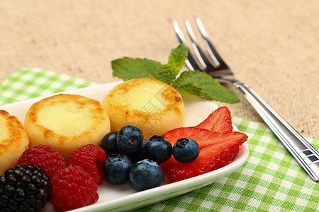 带水果的欧洲夸克芝士煎饼诱惑个人浆果覆盆子服务观点桌布甜点美食桌子图片