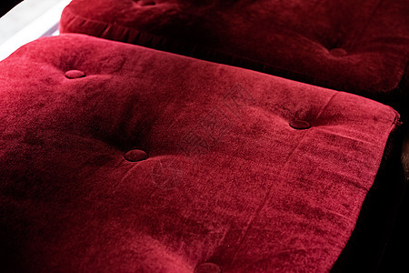 红色的天鹅绒枕头 在板凳闭合上房间休息室风格装饰座位凳子家具材料沙发软垫图片