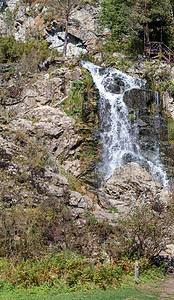 高质量野外强大瀑布的特写天空岩石蓝色悬崖荒野公园石头流动力量森林图片