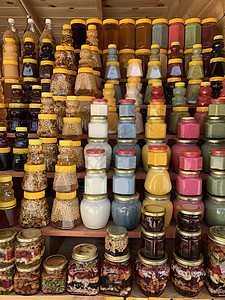 卖蜂蜜的素材柜台上有很多瓶有机天然蜂蜜罐子要卖了营养店铺销售金子陈列柜橙子蜂窝玻璃贸易市场背景