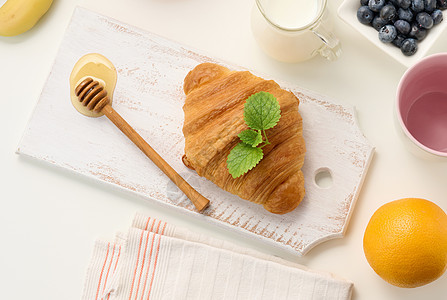 上午早餐 烤新鲜羊角面包 脱盐牛奶 蓝莓和蜂蜜图片