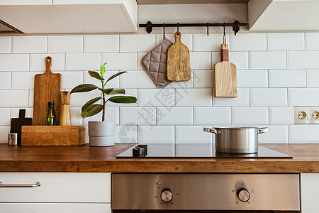 在现代白色厨房的炉灶上煮一个锅子 把水泡在烹饪锅里平底锅装饰电磁炉蒸汽家具房子金属风格食物泡沫背景图片