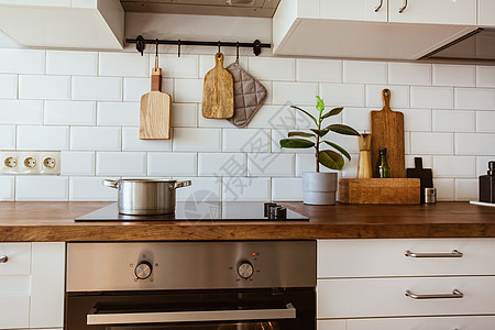 在现代白色厨房的炉灶上煮一个锅子 把水泡在烹饪锅里泡沫平底锅装饰房子蒸汽美食风格桌子食谱橱柜图片
