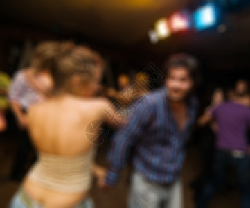 跳舞的人在背景上模糊不清朋友们喜悦音乐夜店乐趣夜生活情感俱乐部庆典娱乐图片