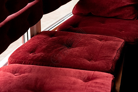 红色的天鹅绒枕头 在板凳闭合上装饰软垫凳子材料扶手椅座位家具休息室椅子长椅图片