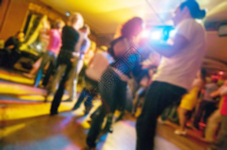 跳舞的人在背景上模糊不清派对激光音乐会朋友们喜悦迪厅青少年俱乐部舞蹈团体图片