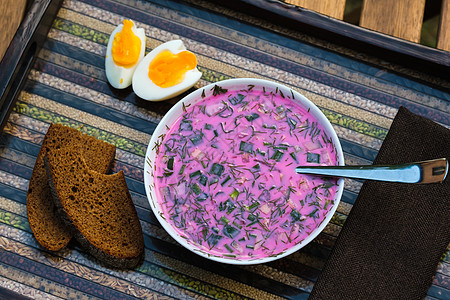 冷甜菜根汤 鸡蛋和面包放在装饰盘上 苏普克霍洛德尼克在不寻常的盘子上用红色珊瑚洋葱产品食品蔬菜午餐奶油黄瓜食物托盘图片