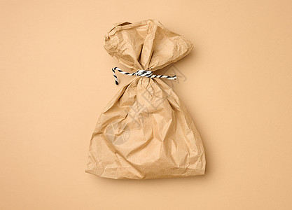 涂有蜜蜂背景的全棕纸可支配食品袋 交货和订购概念销售棕色午餐回收浪费工艺商业商品市场生态图片