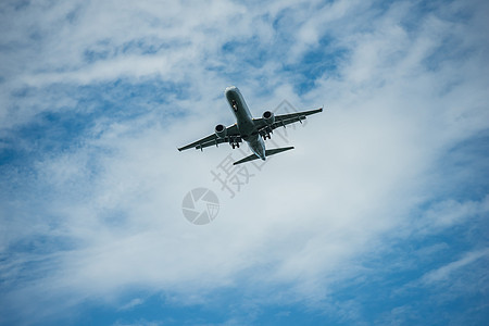 空中飞机在蓝色天空中飞翔 云雾弥漫图片