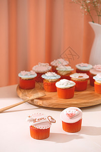 很多美味的蛋糕 情人节甜爱蛋糕 放在桌边轻背景的桌子上周年庆典软糖生日婚礼红色纪念日奶油糕点甜点图片