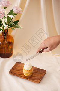 女人的手切了餐桌上美味的纸杯蛋糕蛋糕奶油女士白色饮食面包甜点盘子食物棕色图片