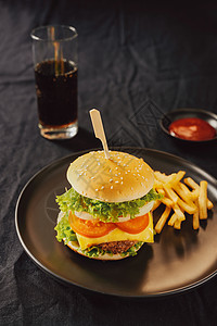 不健康的概念 不健康的食物 汉堡 酱 土豆 可乐芝士蔬菜桌子洋葱美食小吃牛肉图片