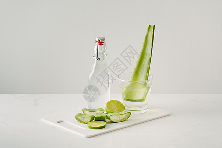 白色背景的玻璃瓶中鲜焦叶和白底淡水杯汁图片