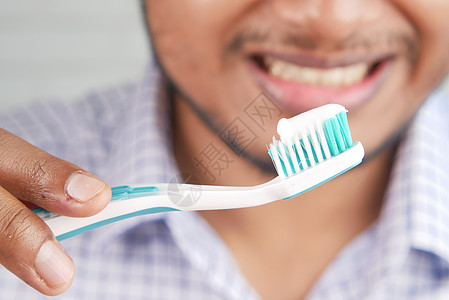 手握牙刷 涂糊牙膏牙医牙科白色卫生背景图片