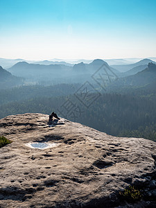 在岩石边缘运动鞋的毛湿 山顶 山顶图片