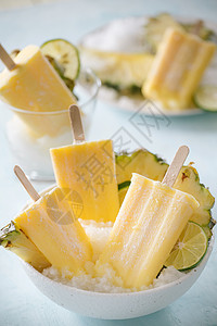 碗上自制菠萝冰棒 选择性焦点 近镜头果汁冰淇淋奶油黄色水果食物甜点棒冰派对薄荷图片