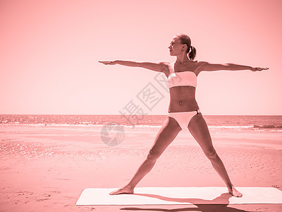 做瑜伽的妇女比基尼成人平衡姿势女孩锻炼私人海洋海滩运动图片