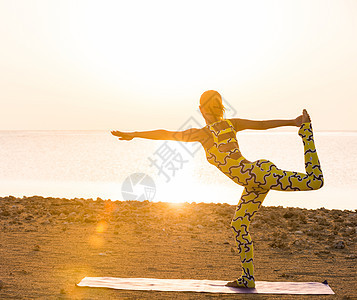 日出时瑜伽练习力量冥想身体姿势冒充健身房专注活动训练运动图片