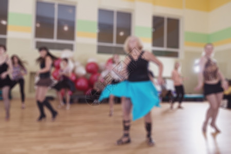 妇女舞蹈班 背景模糊幸福健身房损失舞蹈家女性活力中心运动工作室训练图片