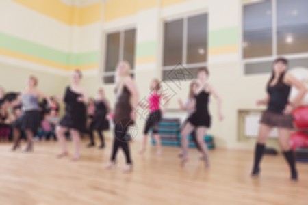 拉丁舞蹈妇女舞蹈班 背景模糊微笑健身房精力训练女孩中心团体老师运动有氧运动背景