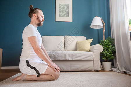 男人在家练瑜伽长椅运动装男性训练胡子灵活性姿势沙发活力地毯图片