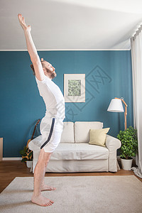 男人在家练瑜伽长椅地毯身体运动装中年人活力胡子蓝色训练姿势图片