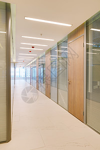办公室玻璃共同办公大楼内楼木板会议力量房间木头办公室椅子工作桌子大堂背景