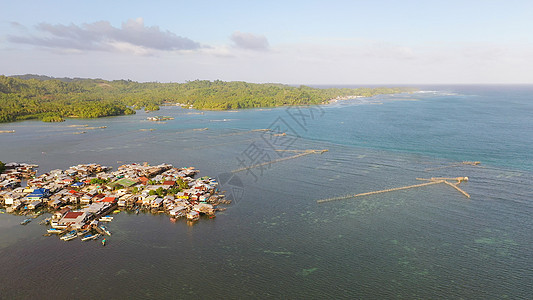 菲律宾的渔业村 棉兰老村庄棚户区鸟瞰图小屋建筑海岸线房子支撑渔村海岸图片