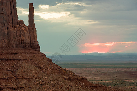 犹他古迹山谷 Butte 详细描述日落时的图像图片