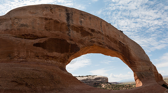 犹他州巨型自然拱门的全景图片
