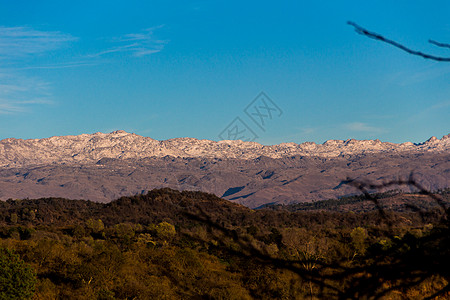 阿根廷科尔多瓦卡拉乌威基塔谷地的雪山山脉分布宽广的景象全景旅游乡村山雪蓝色风景观光锯子白色降雪图片