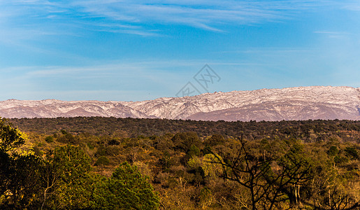 阿根廷科尔多瓦卡拉乌威基塔谷地的雪山山脉分布宽广的景象旅游滑雪高山天堂乡村山雪蓝色降雪地平线观光图片
